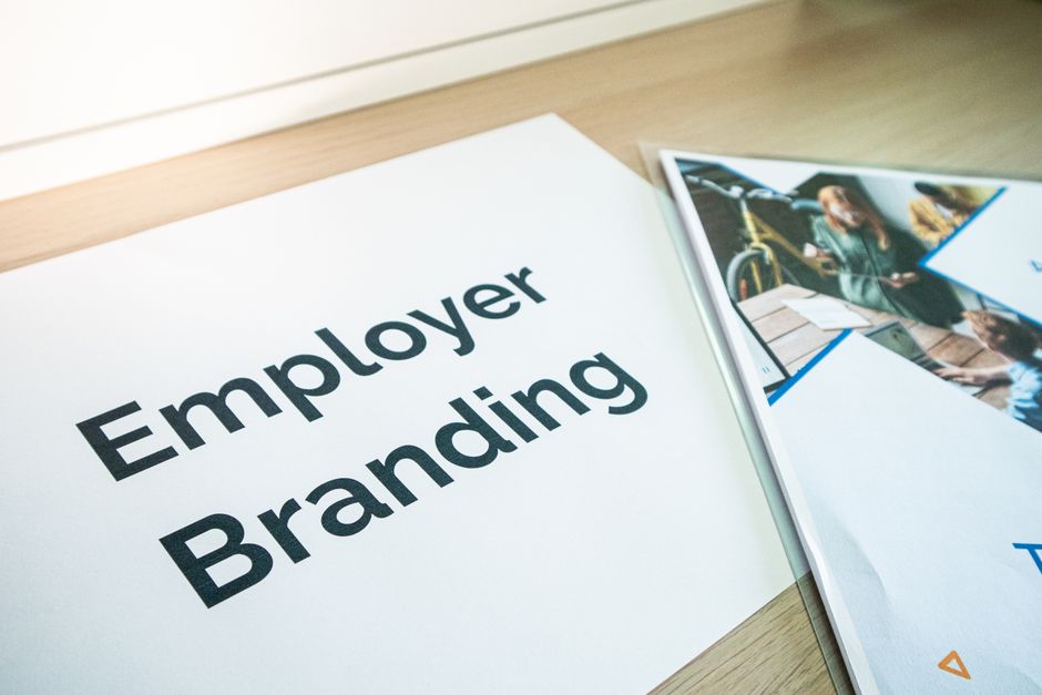 Een team van professionals bespreekt recruitment marketing strategieën voor het aantrekken van talent.