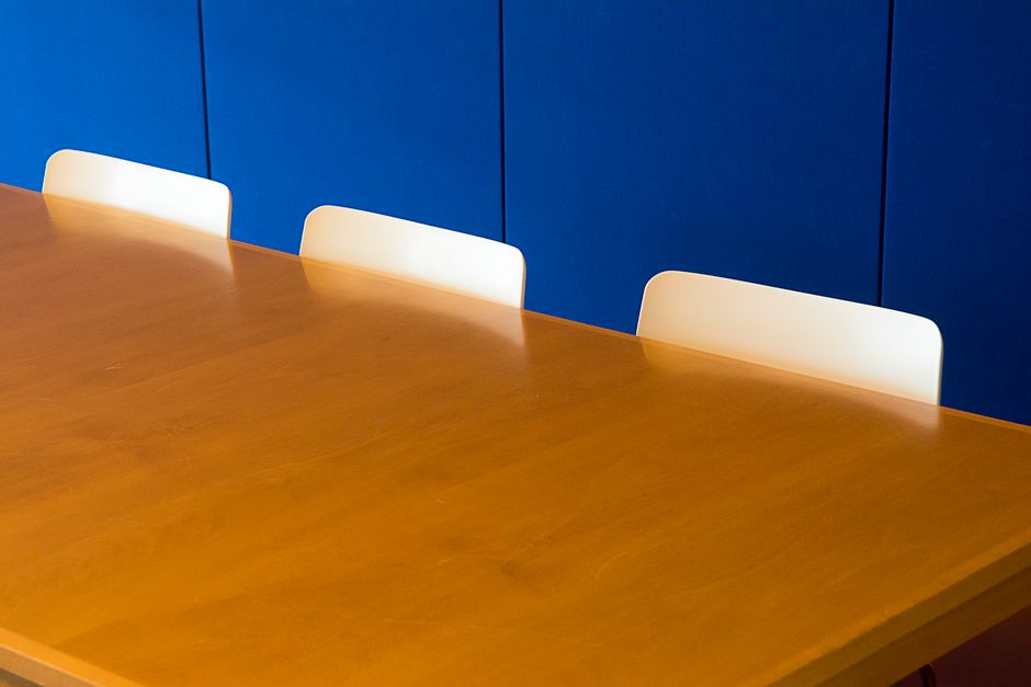 Professionele massief houten vergadertafel in een moderne kantooromgeving, ideaal voor vergaderingen en samenwerking.